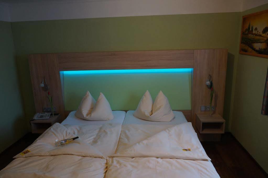Hotel Garni Kleindienst Ursensollen ภายนอก รูปภาพ
