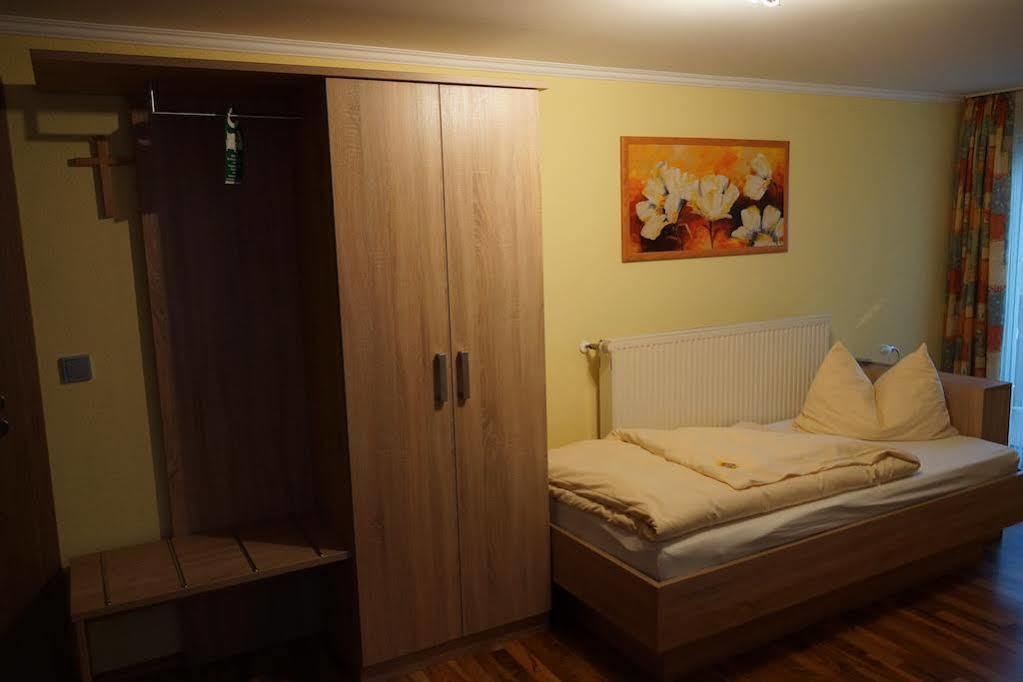 Hotel Garni Kleindienst Ursensollen ภายนอก รูปภาพ
